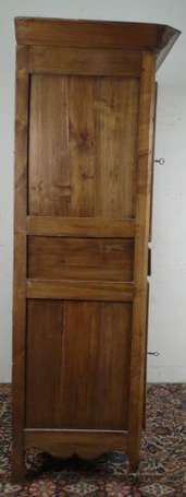 Cabinet en bois fruitier, il ouvre à deux portes à