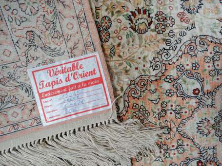 Tapis Hereke soie et coton, champ blanc à 