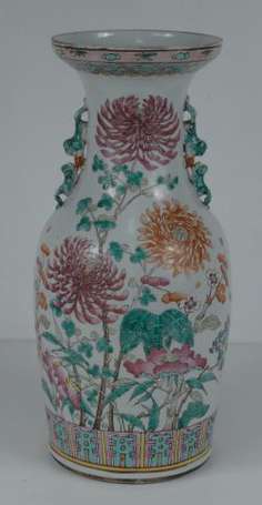 Vase balustre en porcelaine polychrome décor de 