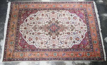 Tapis laine et coton, le champ blanc cartouche à 