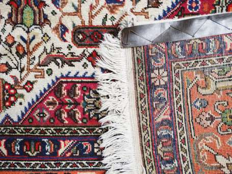 Tapis laine et coton, le champ blanc cartouche à 