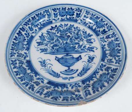 Plat en faïence camaîeu bleu, décor d'unvase 