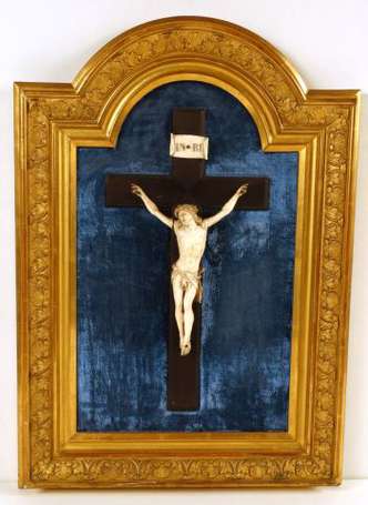Christ, en ivoire, le cadre doré XIXeme S.