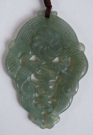 Pendentif plaque en jade ciselé et ajouré de 