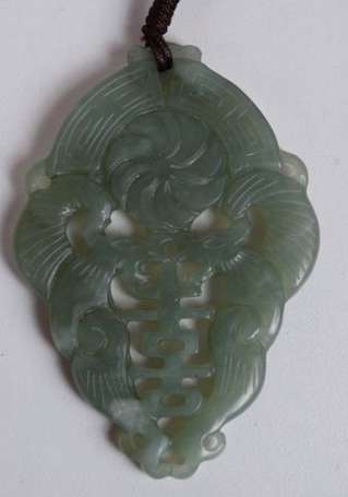 Pendentif plaque en jade ciselé et ajouré de 