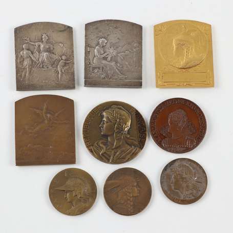 1 Lot de 9 médailles et plaquettes en bronze 