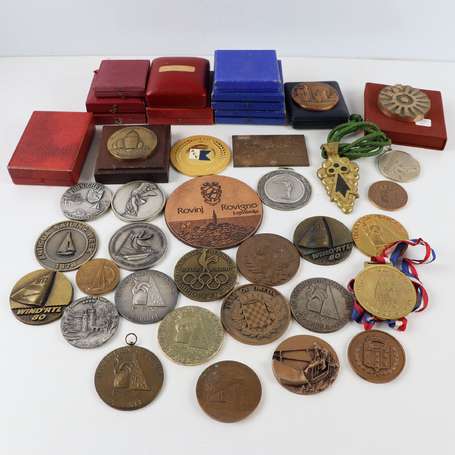 Lot de 31 médailles et plaquettes en bronze. La 
