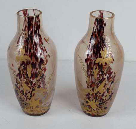 Paire de Vases en verre moucheté bordeaux et 