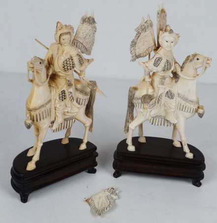 Cavaliers Deux sujets en ivoire. Chine H. 19,5 cm 