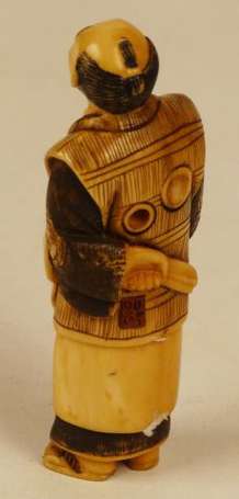 Netsuke Homme au beret en ivoire Japon H. 6,5 cm