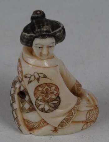 Netsuke Geisha en ivoire Japon H. 4,5 cm
