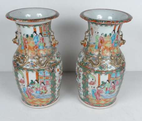 Paire de Vases En porcelaine polychrome, ils sont 