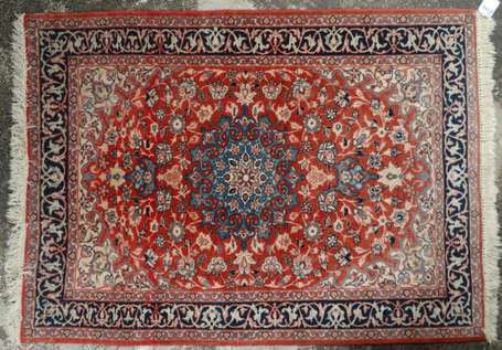 Tapis laine et coton, le champ rouge à cartouche 