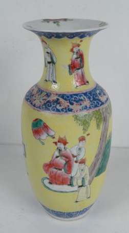 Vase balustre en porcelaine émaillée jaune, décor 
