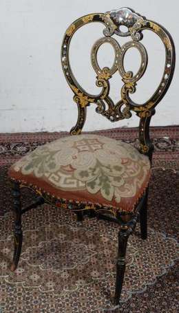 Chaise en bois laqué noir décor or et incrustation