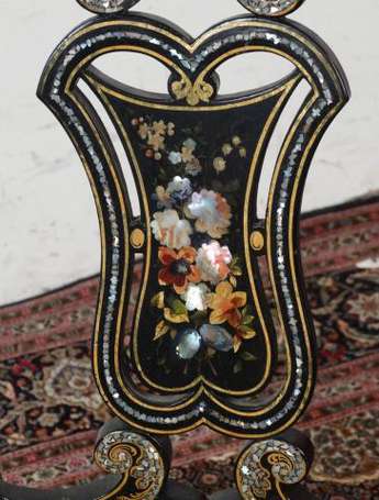 Chaise en bois laqué noir décor or polychrome et 