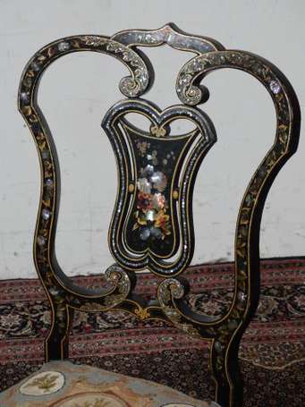 Chaise en bois laqué noir décor or polychrome et 