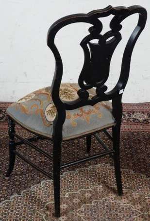 Chaise en bois laqué noir décor or polychrome et 