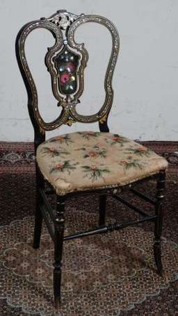 Chaise en bois laqué noir décor or polychrome et 