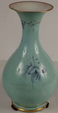 Important Vase en porcelaine émaillée vert d'eau, 
