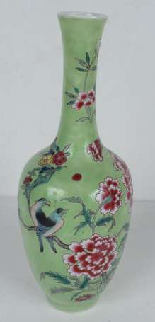 Vase bouteille en porcelaine émaillée vert, décor 