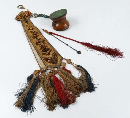 Tambourin rituel et ses attaches en soie brodée. 