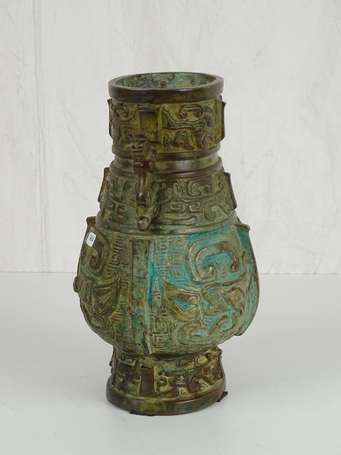 CHINE style archaique Vase archaisant en bronze 