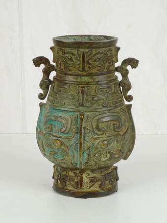 CHINE style archaique Vase archaisant en bronze 