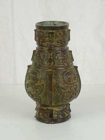 CHINE style archaique Vase archaisant en bronze 