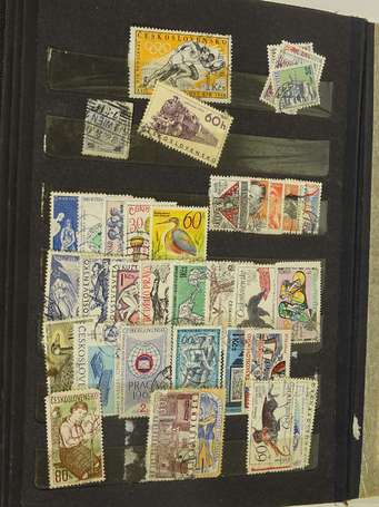 Dans un carton lot de 9 albums de timbres divers 