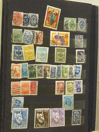 Dans un carton lot de 9 albums de timbres divers 
