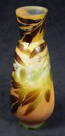Gallé. Vase ovoïde en verre multicouche brun-vert 