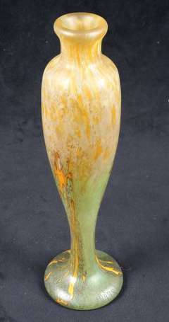 Daum. Vase en verre à fond jaspé vert, jaune et 