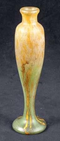 Daum. Vase en verre à fond jaspé vert, jaune et 