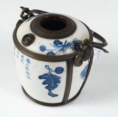 Pipe à eau en porcelaine bleu et blanche. Chine 