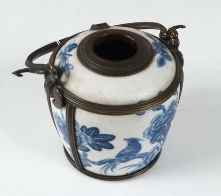 Pipe à eau en porcelaine bleu et blanche. Chine 