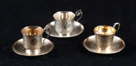 Lot de trois tasses et leur sous-tasses en argent 