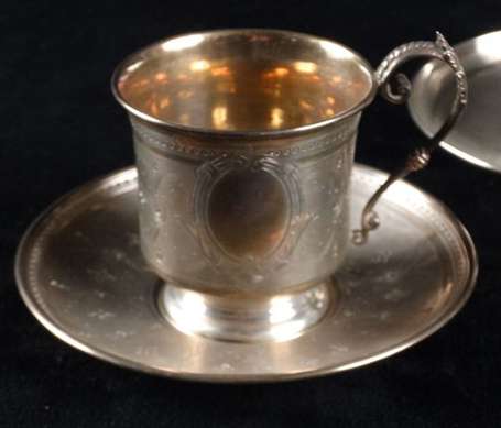 Lot de trois tasses et leur sous-tasses en argent 