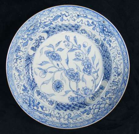 Une assiette creuse et une assiette plate en 