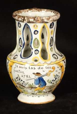 Nevers. Pichet trompeur en faïence polychrome, la 