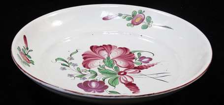 Est de la France. Plat rond  en faïence polychrome