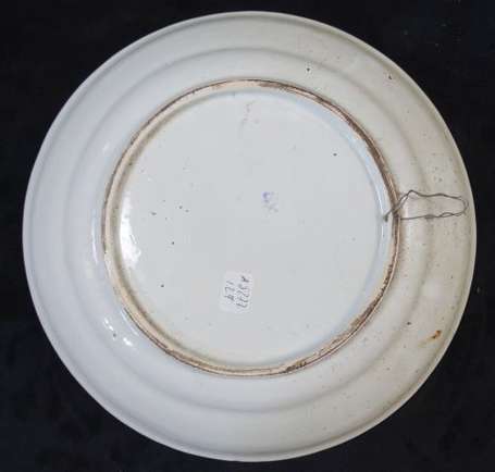 Est de la France. Plat rond  en faïence polychrome