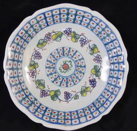 Faïence populaire; assiette à décor polychrome de 