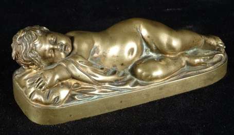 Sujet en bronze représentant un enfant dormant. 