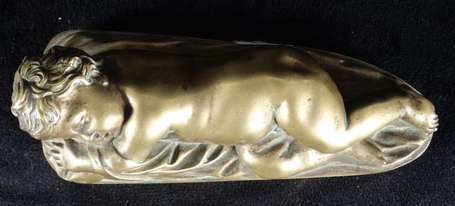 Sujet en bronze représentant un enfant dormant. 