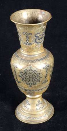 Vase balustre sur piedouche en bronze à décor 