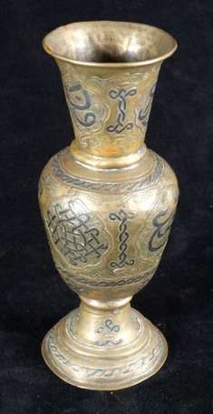 Vase balustre sur piedouche en bronze à décor 
