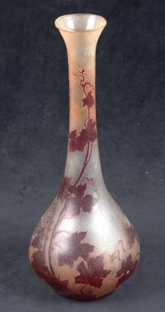Legras. Vase en verre multicouche violine sur fond