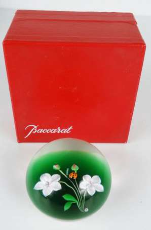 Baccarat. Boule presse-papier à motif de fleurs et