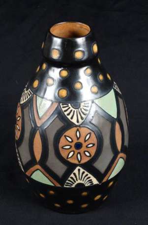 Quimper Odetta. Vase ovoïde à décor géométrique 